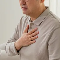 食べ物を飲み込みにくい場合食道がんの可能性があります。初期症状や原因、症状、診断、治療法について