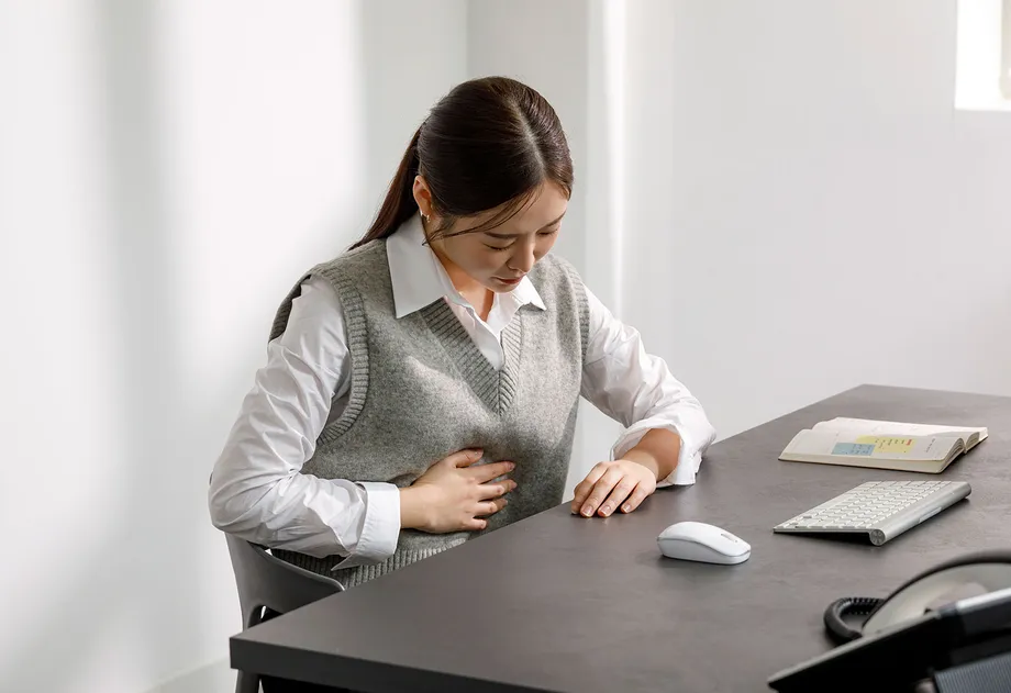 「おなかにガスが溜まるのをどうにかしたい!」おなかにガスが溜まる原因、症状、対処法