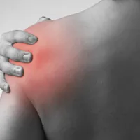 腕を上げると肩に痛みが?「インピンジメント症候群」の治療、症状、原因について知る