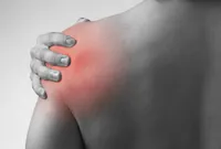 腕を上げると肩に痛みが?「インピンジメント症候群」の治療、症状、原因について知る