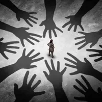 「誰かが私をつけている」被害妄想の意味、症状、例、原因、治療法について