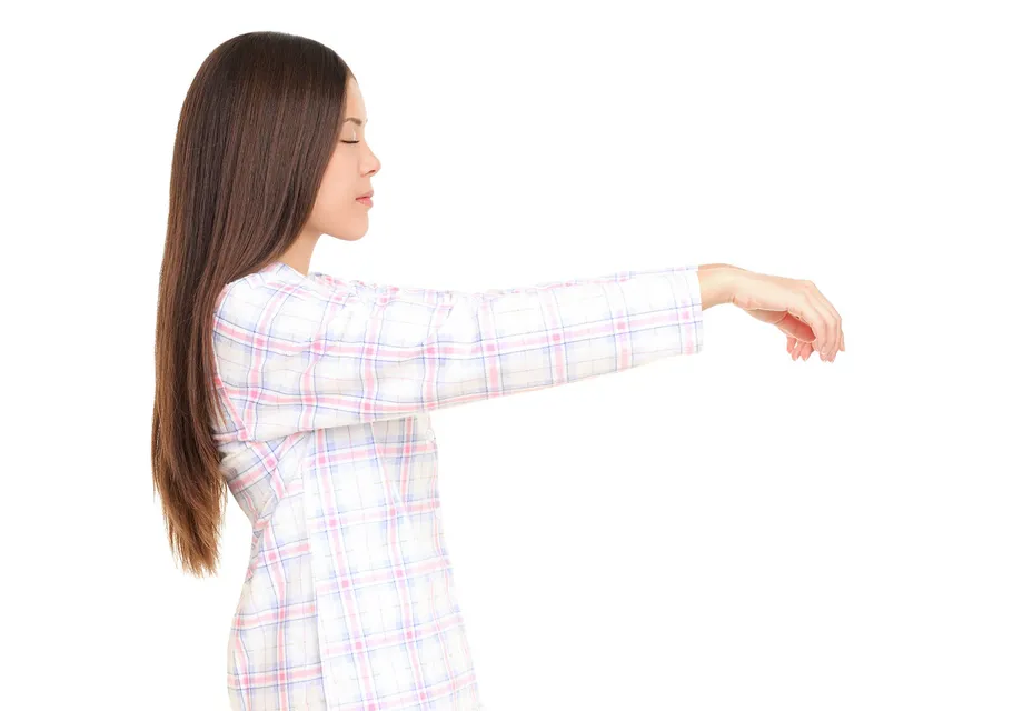 「寝ている間に歩き回る?」夢遊病の症状、原因、診断、治療法を解説