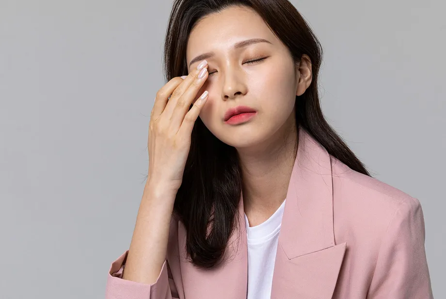 乾燥した目「ドライアイ」の解決方法、症状、治療、原因について