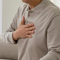 「息をするたびに胸に痛みを感じます」胸膜炎の症状、原因、治療法について