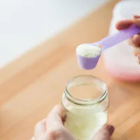 【1分FAQ】新生児が1日に飲むミルクの量はどのくらいですか?月齢ごとに教えてください。