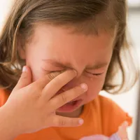 よく転んだり、目をこする子供は『弱視』の可能性があります。弱視の意味と治療法について