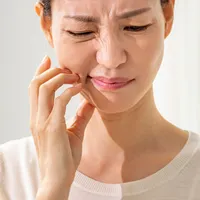 「顔の片側がズキズキします」それは三叉神経痛の可能性があります。初期症状や原因、治療法まとめ