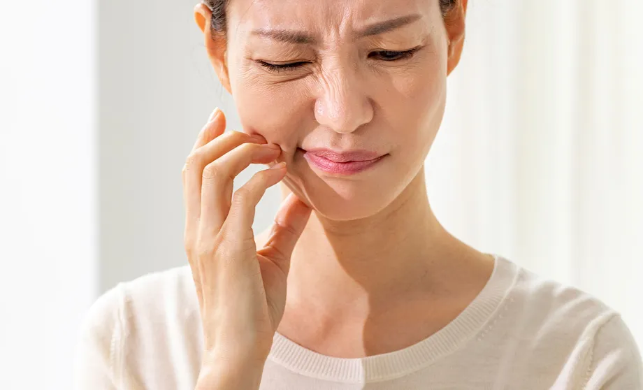 「顔の片側がズキズキします」それは三叉神経痛の可能性があります。初期症状や原因、治療法まとめ