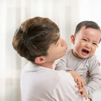「赤ちゃんが泣きやみません。」乳児疝痛の時期、原因、対処法
