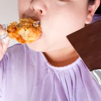 お腹がいっぱいでも食べるのをやめられない「過食症」の症状と克服、治療法