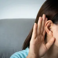 イヤフォンをよく使う場合「音響性難聴」になる可能性があります。症状や原因、治療法、予防法について