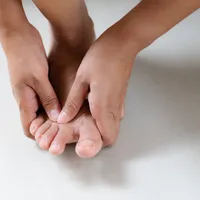 手足が大きくなり、顎が突き出る『先端巨大症』の症状と原因、治療法