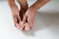 手足が大きくなり、顎が突き出る『先端巨大症』の症状と原因、治療法