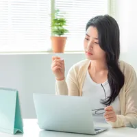 コンタクトレンズを装着したまま目薬を入れても大丈夫でしょうか?