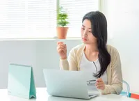 コンタクトレンズを装着したまま目薬を入れても大丈夫でしょうか?