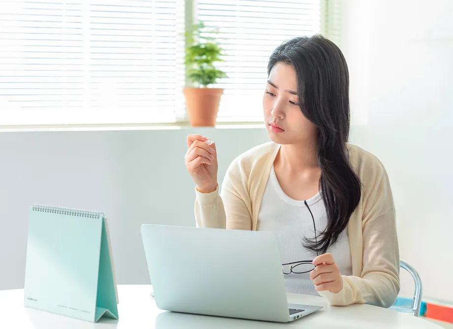 コンタクトレンズを装着したまま目薬を入れても大丈夫でしょうか?