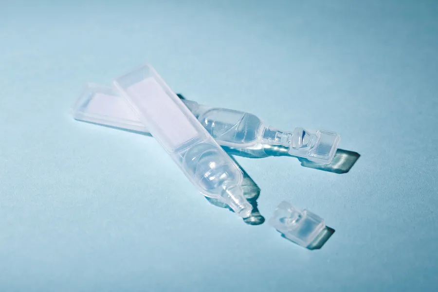 使い捨て人工涙液には防腐剤が含まれておらず、比較的安全です。