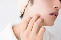 毛包炎の原因や治療法、ニキビとの違いを解説