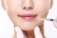 薄い唇がコンプレックス? 唇フィラーの効果、副作用、持続期間について