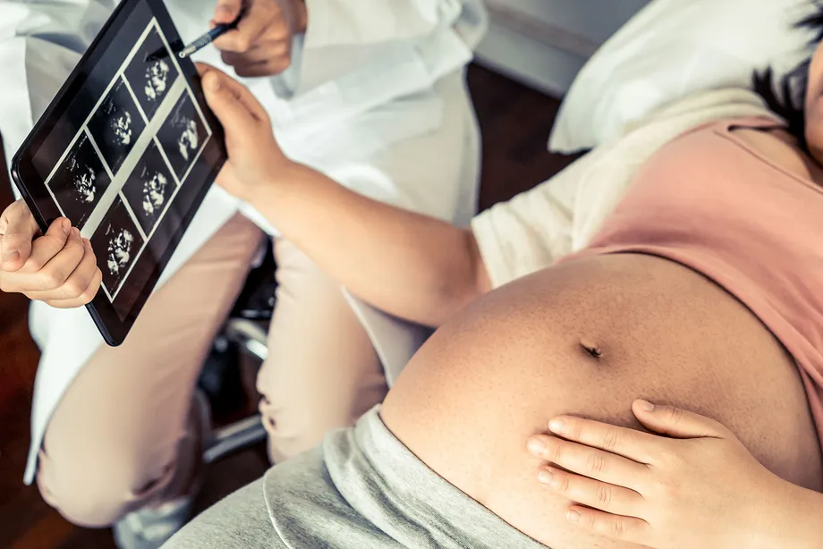 妊娠初期の腹痛と膣出血?『切迫流産』の症状、診断、治療法について