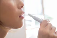 電子タバコ vs 紙たばこ、より害が少ないのはどちらですか?電子タバコと紙タバコの違い