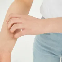 季節の変わり目にかゆみが増す「アトピー性皮膚炎」、治療法と原因