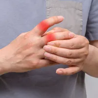 指の関節痛、疑われる疾患4つと治療法について