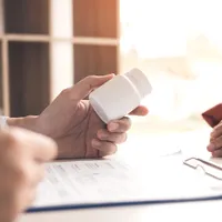 イソトレチノインと抗うつ薬は一緒に飲んでも大丈夫ですか?