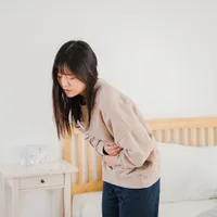 急に現れるみぞおちの痛み。理由や症状、よくある質問まとめ