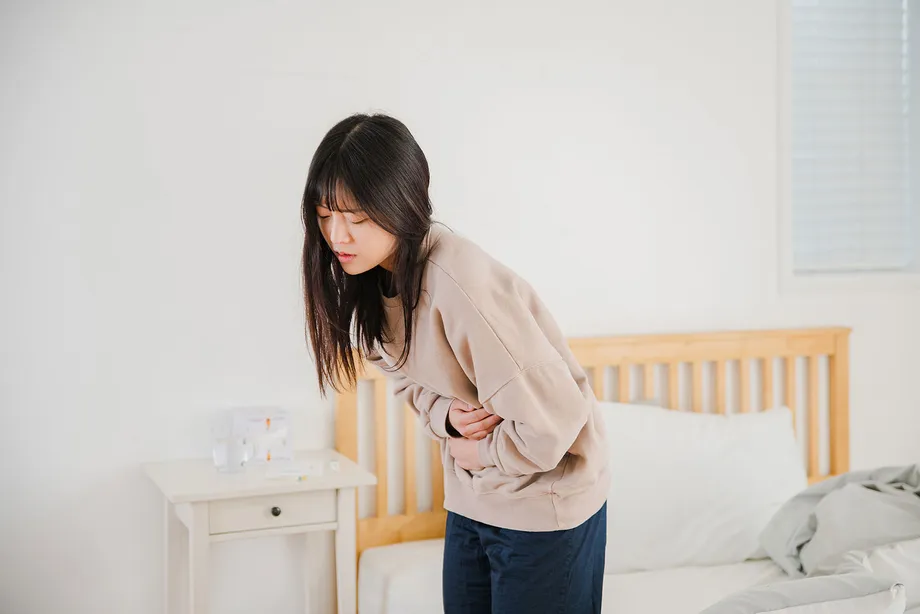 急に現れるみぞおちの痛み。理由や症状、よくある質問まとめ